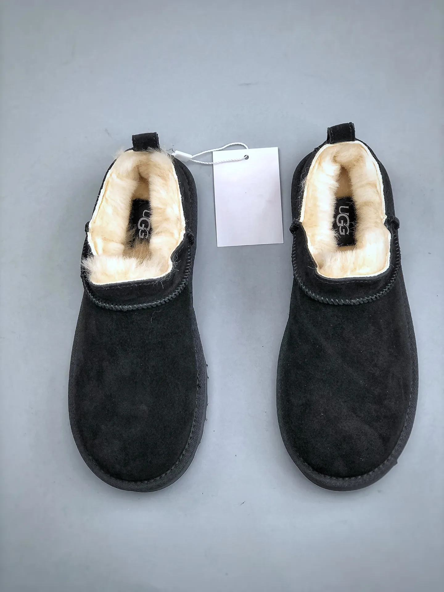 Local self-pickup💰520 supports store placement. The top version of ugg on the market. 25 new models. UGG Elea Slip-On. Thin and light slip-on. Home, office, air-conditioned room. Easy to match, super fashionable and long-leg welfare model. Produced by a large foreign trade factory in Guangzhou. Toe to insole. Genuine sheep fur integrated. Independent outer box packaging. Chip with waterproof technology. Different from any version on the market. Independently developed original outsole and cashmere insole to keep you warm in winter and suitable for home use. In recent years, uug has launched a style series that is partially geared towards the preferences of young consumers and has also moved to the forefront of fashion trends. Shoe body material Water-repellent coated suede upper 17 mm UGGPURE™ implanted wool insole Lightweight non-slip and comfortable rubber outsole With brand LOGO trademark Comes with a full set of packaging Size: 35-40